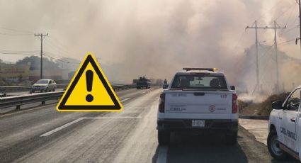 Alertan a conductores por columna de humo en carretera de Veracruz puerto