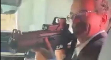 Video | Embajador de Reino Unido en México apunta con arma a colaboradores; lo corren