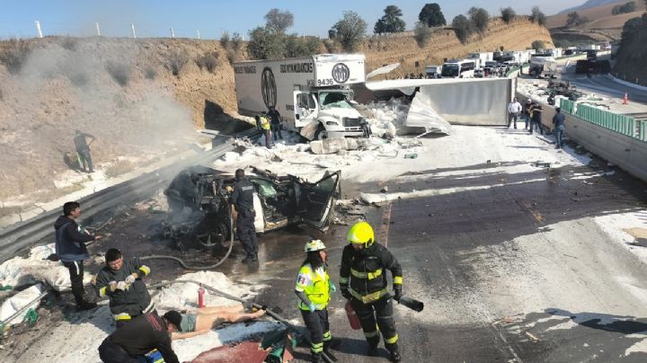 Autopista México-Puebla: Tráiler sin frenos derrama azúcar, provoca carambola y muerte
