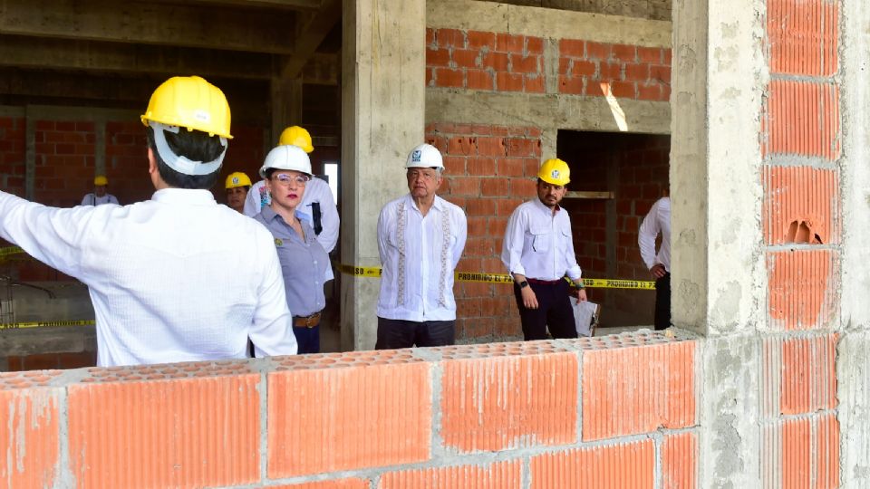 Durante la supervisión que realizó de una obra en el municipio de Naranjos.