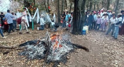 Suben otomíes al cerro de Las Cruces en Tepotzotlán a pedir lluvias a Tláloc | FOTOS