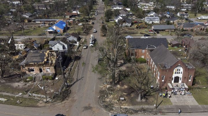 Poderoso tornado arrasa con almacén en Nebraska, 70 trabajadores sobrevivieron