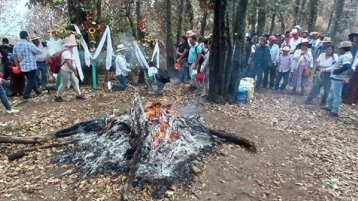Suben otomíes al cerro de Las Cruces en Tepotzotlán a pedir lluvias a Tláloc | FOTOS