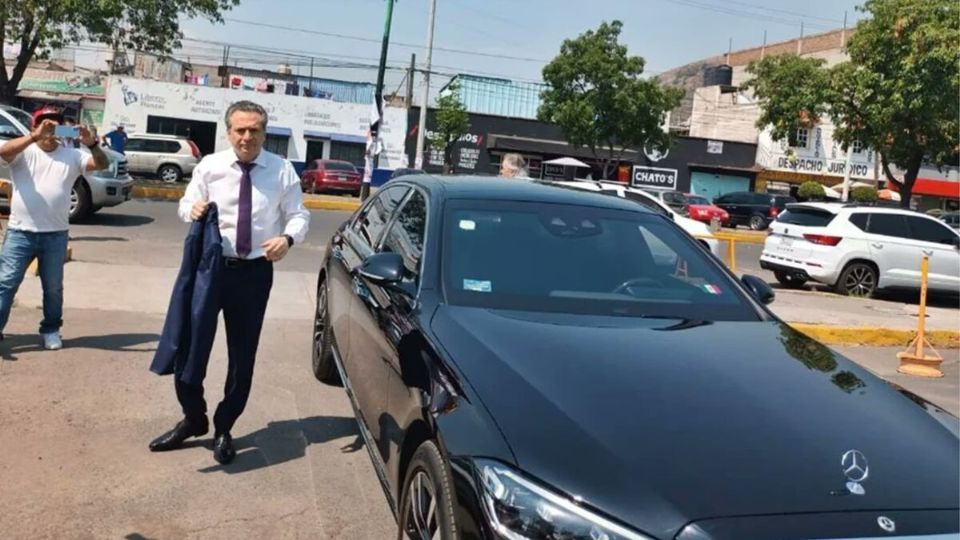 Emilio Lozoya llegó a una comparecencia al Reclusorio Norte en un auto Mercedes Benz