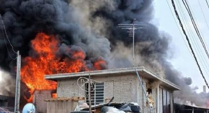 Arde fábrica en Chimalhuacán; vecinos ayudan a sofocarlo