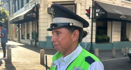 Adriana, agente vial que pasa 8 horas diarias bajo el intenso sol de Xalapa 