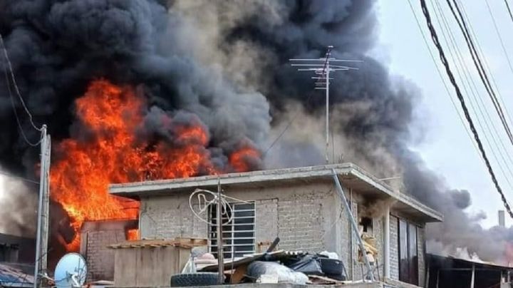 Arde fábrica en Chimalhuacán; vecinos ayudan a sofocarlo