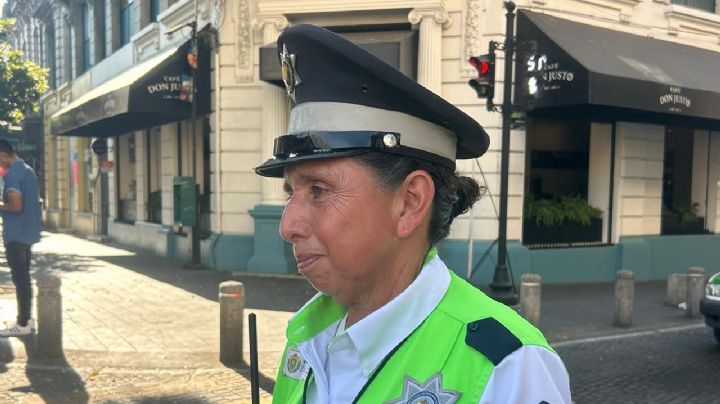 Adriana, agente vial que pasa 8 horas diarias bajo el intenso sol de Xalapa 