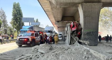 Caos en la México-Puebla: Tráiler choca contra pilar, se incendia y chofer muere