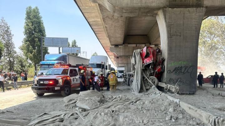 Caos en la México-Puebla: Tráiler choca contra pilar, se incendia y chofer muere