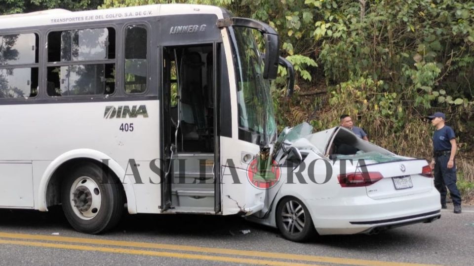 En Gutiérrez Zamora, muere conductor de vehículo tras impactar contra autobús