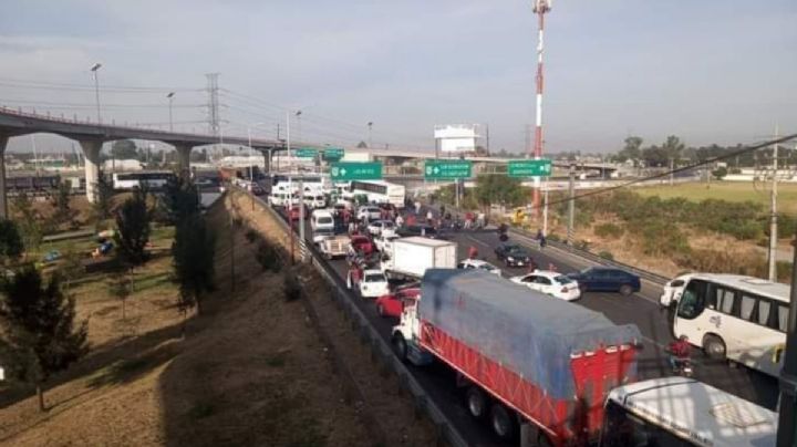 ¿Qué pasa en la México-Texcoco? La razón del bloqueo que mantiene circulación en caos