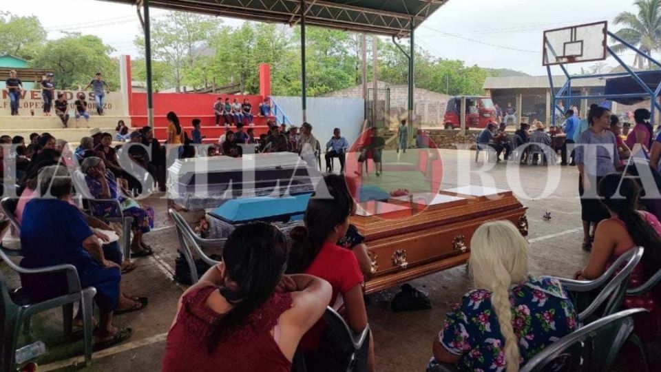 Las víctimas son veladas en el domo de la comunidad Adolfo López Mateos del municipio de Malpaso, Chiapas