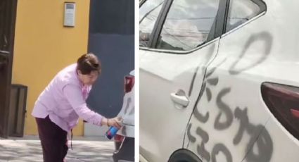 Mujer se hace VIRAL tras grafitear auto que se estacionó frente a su casa | VIDEO