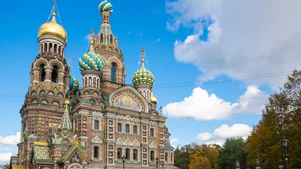 San Petersburgo, antes conocida como Petrogrado y más tarde Leningrado, es la segunda ciudad más grande de Rusia después de Moscú