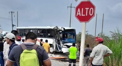 Tren arrolla autobús petrolero en Coatzacoalcos; hay un muerto y un detenido