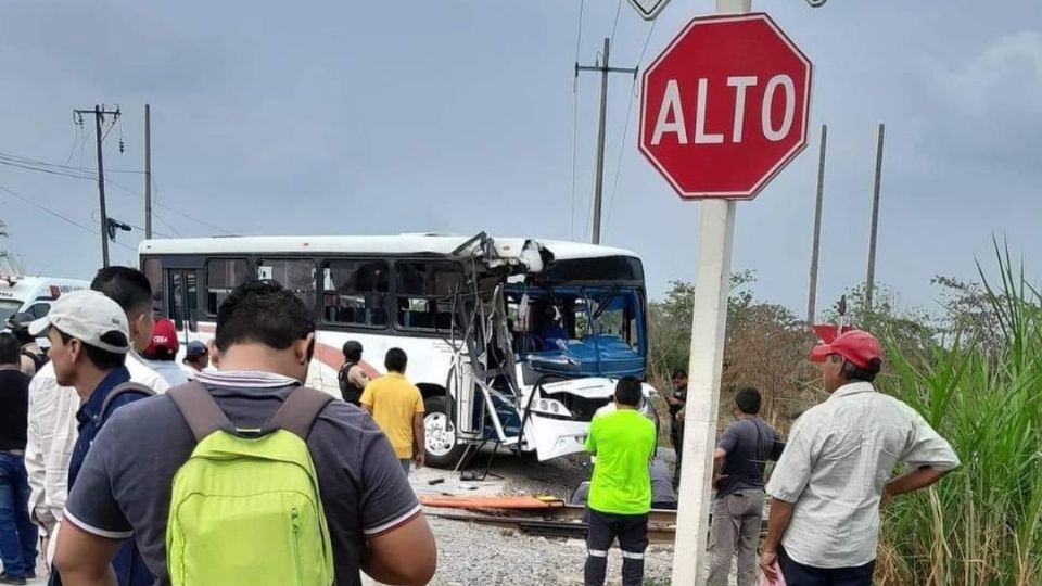 Chofer de autobús le quiso ganar el paso al tren y fue arrollado en el sur; hay un muerto