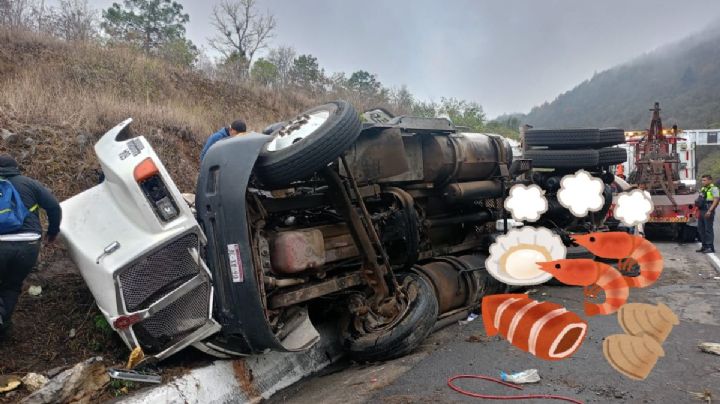 Esto se sabe del accidente de tráiler con mariscos en Maltrata