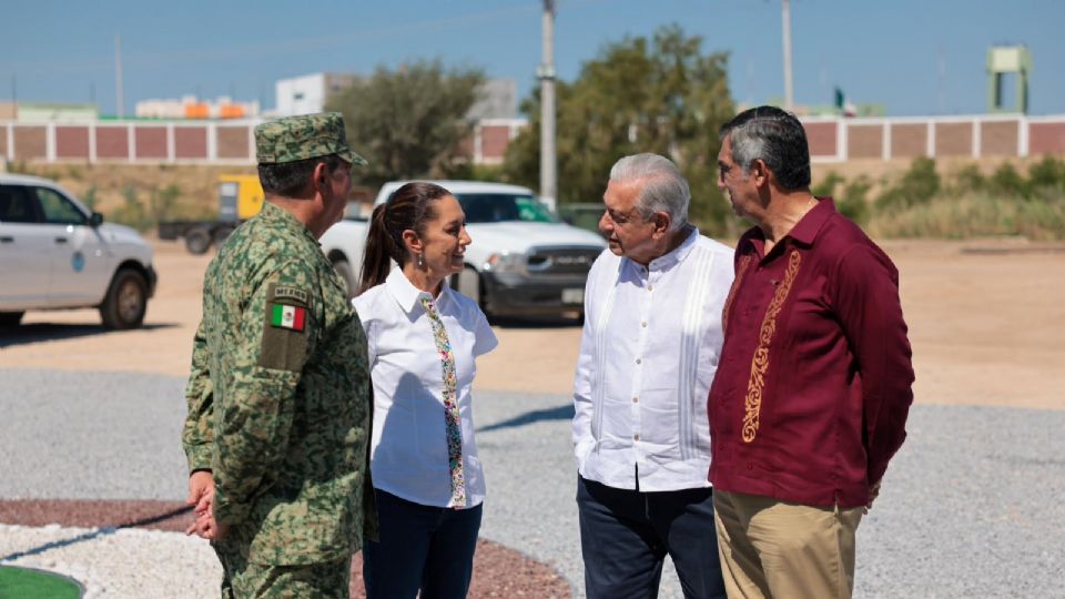 Claudia Sheinbaum y López Obrador supervisan la obra del Centro de Aduanas de México