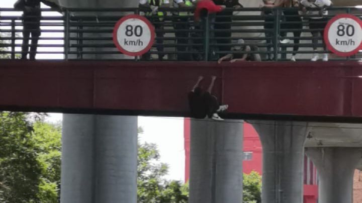 Pánico en Periférico Sur: Captan a hombre colgado en puente peatonal