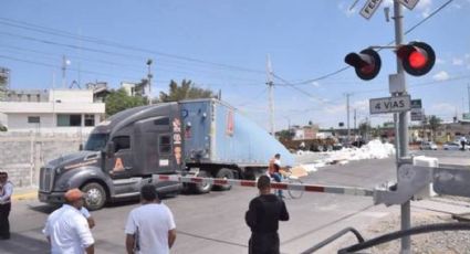 Choca tren contra tráiler en acceso al Parque Stiva en León; costales quedan regados en el asfalto