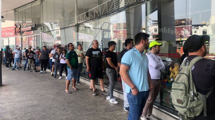 Ya larga fila para votar en casilla especial en la Central Camionera de León