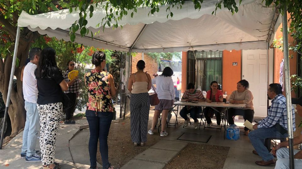 Los ciudadanos acudieron a votar con ropa fresca para mitigar el calor mientras esperaban ejercer su voto, tan solo en promedio para los 46 municipios de Guanajuato, el termómetro alcanzará los 35 grados centígrados y el cielo estará mayormente soleado, sin embargo, en León ya hay una temperatura de 33°. 