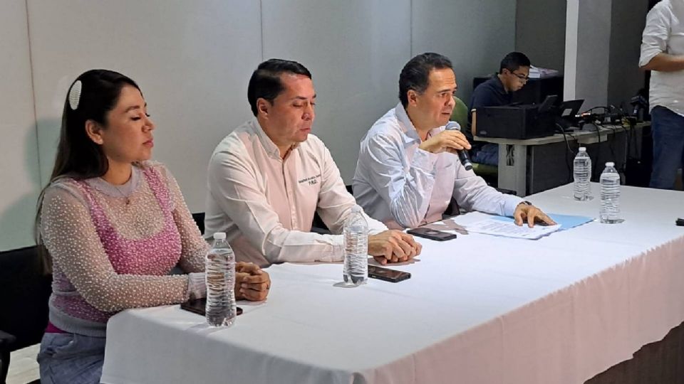 El presidente del partido denunció con un video la presunta compra de votos por parte de los simpatizantes de Morena, en una Telesecundaria de León. En las imágenes se observa que una mujer entrega dinero a una persona que ejercería su voto. 