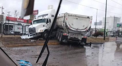 Tráiler pierde el control y se accidenta sobre Libramiento, en dirección a Altacia