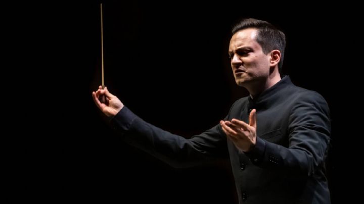 Él es el talentoso director de orquesta guanajuatense del Teatro de Bellas Artes