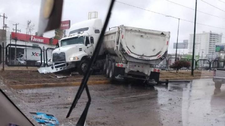 Tráiler pierde el control y se accidenta sobre Libramiento, en dirección a Altacia