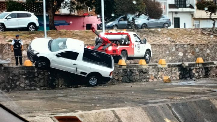 Pierde el control y cae con su camioneta en el Malecón del Río