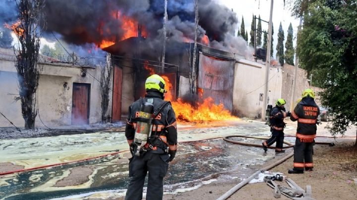 Fuerte incendio en almacén de aceites en Zapopan, Jalisco; hay un hombre quemado