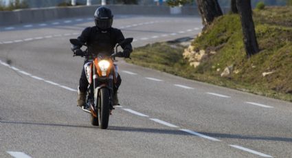 Reclaman motociclistas que ir por la derecha los pone en peligro; Municipio justifica decisión