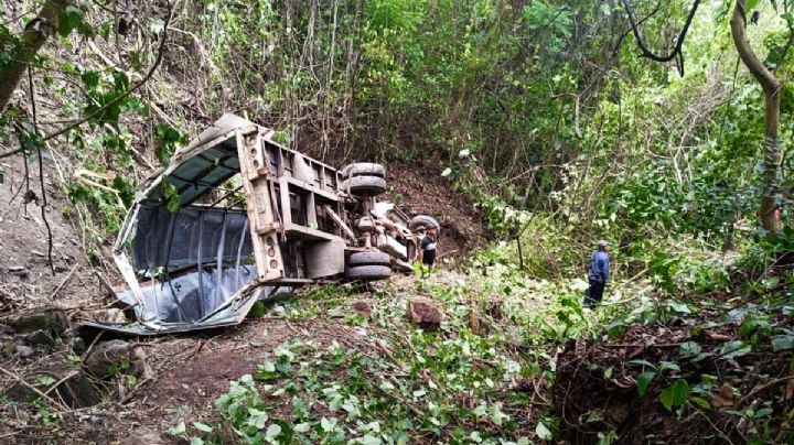 Cae a barranco camioneta de grupo musical en Hidalgo
