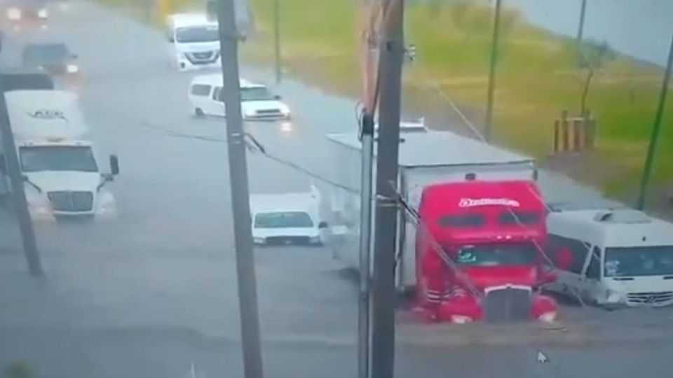 Vehículos de carga pasaron con dificultad por la avenida principal del Parque Industria.