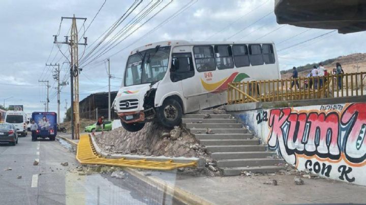 Camión se queda sin frenos en León y queda suspendido: se reportan 8 heridos