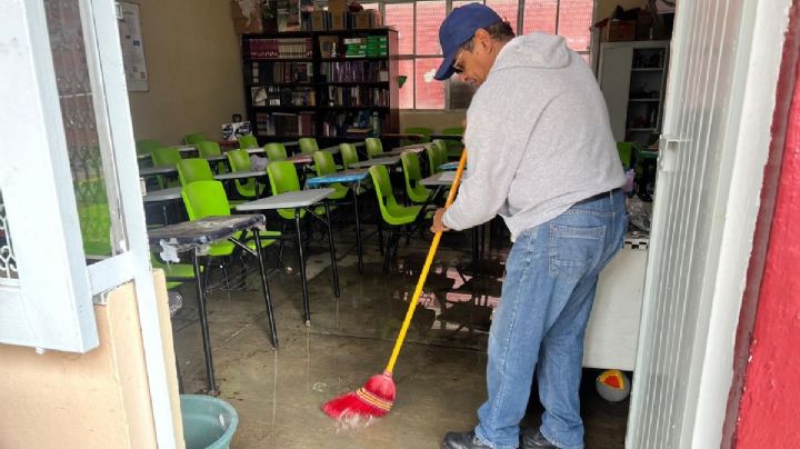 Primaria en Acolman se inunda con aguas negras