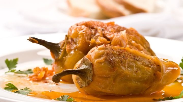 De esta forma puedes preparar unos chiles rellenos de pescado