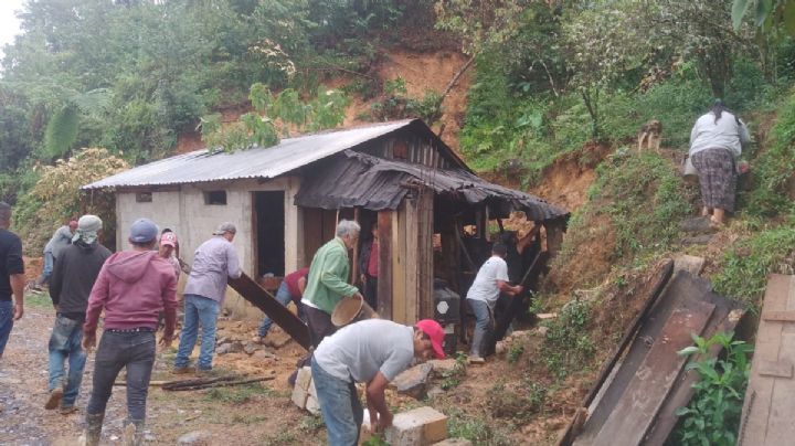 Deslaves dejan un muerto, 6 heridos y escuelas dañadas en Puebla