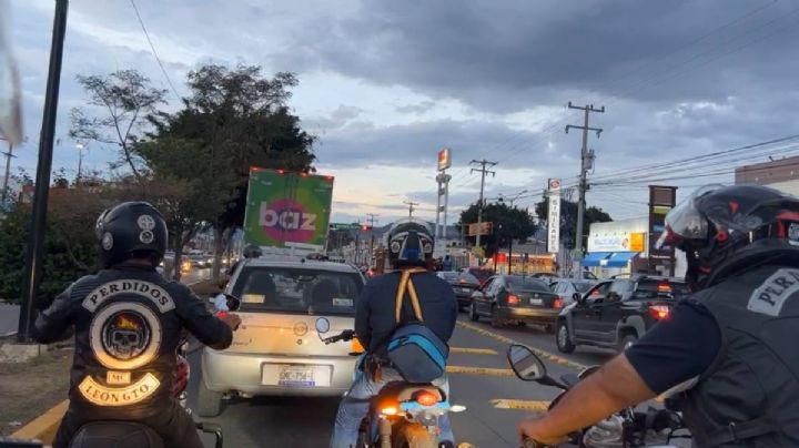 Ruedan motociclistas en León para protestar contra obligatoriedad de circular por la derecha