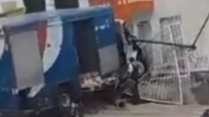 Camión refresquero choca contra un poste y una vivienda en León; resultan 2 lesionados