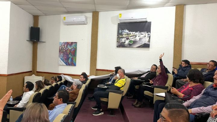 Con urgencia, Cabildo de Mineral de la Reforma avala 36 contratos millonarios; oposición reclama