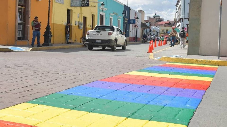 Pintan paso de cebra con la bandera LGBT en Silao