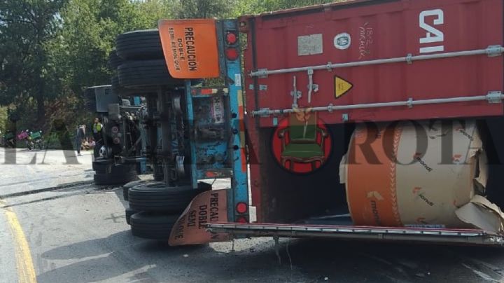 Vuelca camión con toneladas de papel en Maltrata; esto se sabe