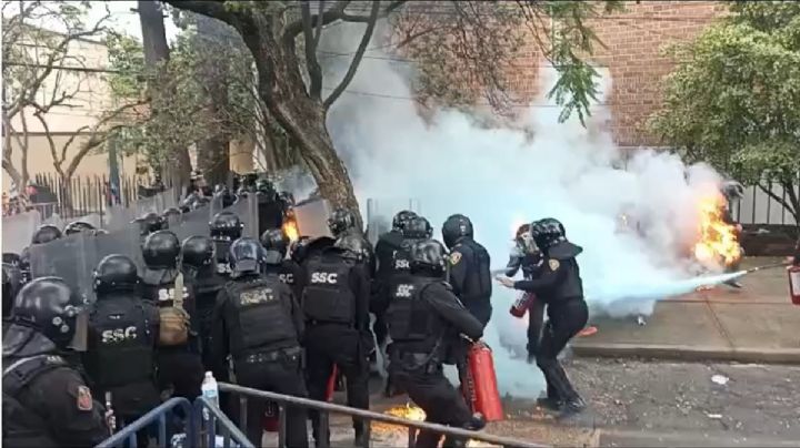 Violencia en marcha LGBT+: Policías reprimen manifestación frente a embajada de Israel