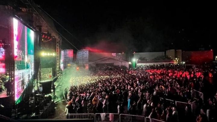Se mojan, pero disfrutan de concierto de Carín León en Parque Guanajuato Bicentenario