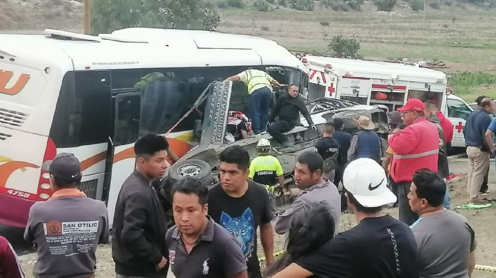 Cierran carretera Tehuacán - Mendoza, por accidente de camión AU: 3 muertos