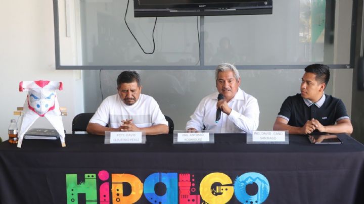 Concurso de castillos de pirotecnia en honor a la Santa Cruz, en Santiago de Anaya