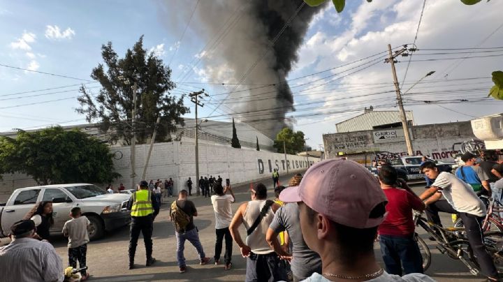 Fuerte incendio en Ecatepec ha consumido 5 mil metros cuadrados